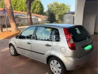 Usado Ford Fiesta Ambiente 70 CV (51 kW) 2002 Gris / plata Utilitario