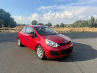 Usado Kia Rio 85 CV (62 kW) 2014 Granate Berlina