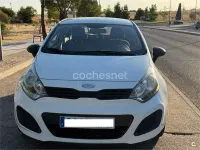 Usado Kia Rio 85 CV (62 kW) 2013 Blanco Berlina