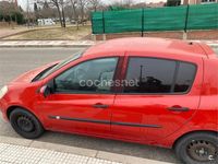 Usado Renault Clio II Expression 75 CV (55 kW) 2005 Rojo Berlina