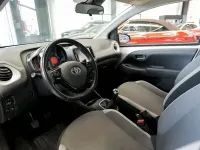 Usado Toyota Aygo X-play 72 CV (52 kW) 2021 Gris claro Utilitario