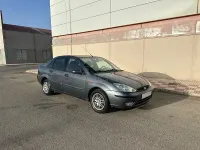 Usado Ford Focus Ghia 100 CV (73 kW) 2002 Gris / plata Berlina