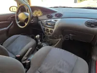 Usado Ford Focus Trend 115 CV (84 kW) 2001 Rojo Berlina