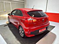 Usado Kia Rio 75 CV (55 kW) 2016 Rojo Utilitario
