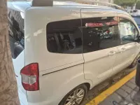 Usado Ford Tourneo Courier Trend 102 CV (75 kW) 2017 Blanco Monovolumen
