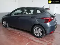 Usado Hyundai i20 101 CV (74 kW) 2022 Gris Berlina