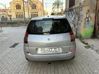 Usado Renault Scenic E-Tech Dynamique 105 CV (77 kW) 2008 Gris / plata Monovolumen