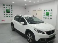 Usado Peugeot 2008 Allure 120 CV (88 kW) 2018 Blanco SUV