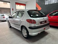 Usado Peugeot 206 70 CV (51 kW) 2003 Gris / plata Berlina