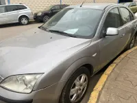 Usado Ford Mondeo Ghia 130 CV (95 kW) 2006 Gris Berlina