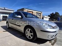 Usado Ford Focus Trend 100 CV (73 kW) 2002 Gris / plata Berlina