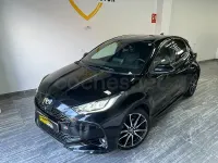 Usado Toyota Yaris Hybrid Plus 116 CV (85 kW) 2022 Negro Berlina