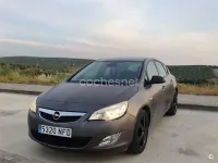 Usado Opel Astra Excellence 110 CV (80 kW) 2011 Gris / plata Berlina