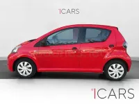 Usado Toyota Aygo City 68 CV (50 kW) 2013 Rojo Utilitario