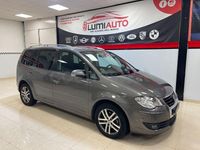 Usado VW Touran Highline 140 CV (102 kW) 2009 Gris / plata Monovolumen