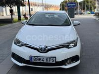 Usado Toyota Auris Hybrid Business Edition 136 CV (100 kW) 2018 Blanco Berlina