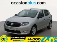 Usado Dacia Sandero Ambiance 75 CV (55 kW) 2014 Plateado Utilitario