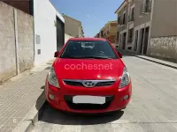Usado Hyundai i20 Comfort 100 CV (73 kW) 2011 Rojo Utilitario