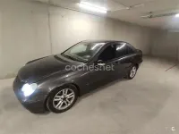 Usado Mercedes C200 Classic 116 CV (85 kW) 2002 Gris / plata Berlina