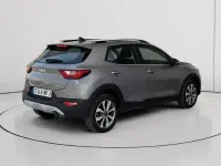 Usado Kia Stonic 120 CV (88 kW) 2023 Verde SUV