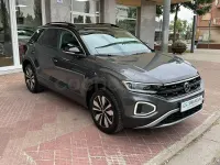 Usado VW T-Roc 150 CV (110 kW) 2025 Gris / plata SUV