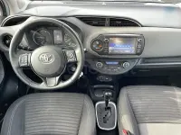 Usado Toyota Yaris Hybrid Active 100 CV (73 kW) 2019 Blanco Berlina