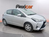 Usado Toyota Yaris Hybrid Active 100 CV (73 kW) 2019 Gris Berlina