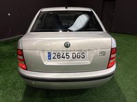 Usado Skoda Fabia 64 CV (47 kW) 2005 Gris / plata Berlina