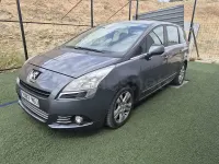 Usado Peugeot 5008 Family 112 CV (82 kW) 2012 Gris / plata Monovolumen