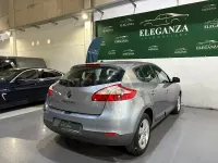 Usado Renault Mégane III Dynamique 105 CV (77 kW) 2008 Gris / plata Berlina