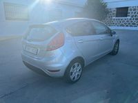 Usado Ford Fiesta 70 CV (51 kW) 2011 Gris plata Utilitario