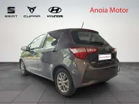 Usado Toyota Yaris Hybrid Active 99 CV (72 kW) 2019 Gris Utilitario