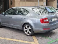 Usado Skoda Octavia Elegance 150 CV (110 kW) 2013 Gris / plata Berlina