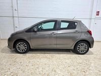 Usado Toyota Yaris Active 100 CV (73 kW) 2017 Gris Utilitario