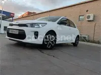 Usado Kia Rio 84 CV (61 kW) 2017 Blanco Berlina