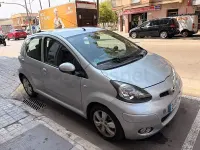 Usado Toyota Aygo Connect Style 68 CV (50 kW) 2011 Gris / plata Utilitario