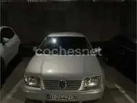 Usado VW Bora Trendline 110 CV (80 kW) 1999 Gris / plata Berlina