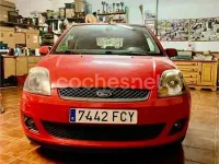 Usado Ford Fiesta 80 CV (58 kW) 2006 Rojo Utilitario