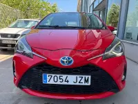Usado Toyota Yaris Hybrid Active 100 CV (73 kW) 2017 Rojo Berlina
