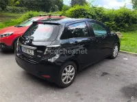 Usado Toyota Yaris Hybrid Active 100 CV (73 kW) 2012 Negro Berlina