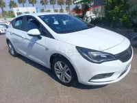 Usado Opel Astra Business 110 CV (80 kW) 2018 Blanco Berlina