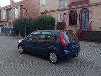 Usado Ford Fiesta Ambiente 68 CV (50 kW) 2007 Azul Utilitario