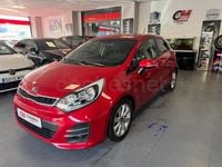 Usado Kia Rio 84 CV (61 kW) 2016 Rojo Utilitario