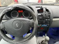 Usado Renault Clio II Dynamique 80 CV (58 kW) 2004 Gris / plata Berlina
