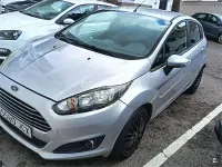 Usado Ford Fiesta Trend 75 CV (55 kW) 2015 Gris / plata Utilitario
