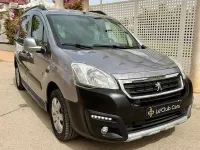 Usado Peugeot Partner Tepee Outdoor 120 CV (88 kW) 2016 Gris / plata Monovolumen