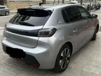 Usado Peugeot 208 Allure 100 CV (73 kW) 2024 Gris / plata Utilitario