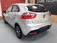 Usado Kia Rio 85 CV (62 kW) 2014 Gris / plata Berlina