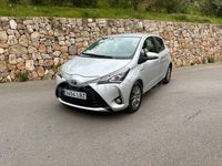 Usado Toyota Yaris Hybrid Active 100 CV (73 kW) 2019 Gris / plata Berlina