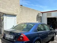 Usado Ford Mondeo Ghia 130 CV (95 kW) 2004 Azul Berlina